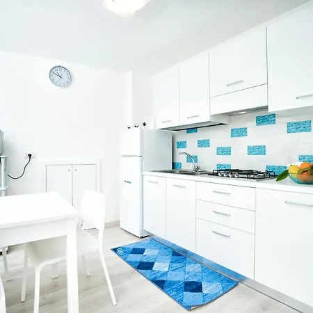 Casa Acqua Marina - Only 6 Steps From The Main Road Lejlighed