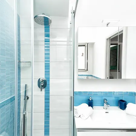 Casa Acqua Marina - Only 6 Steps From The Main Road Lejlighed *