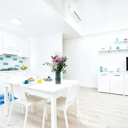 Casa Acqua Marina - Only 6 Steps From The Main Road Apartmán *
