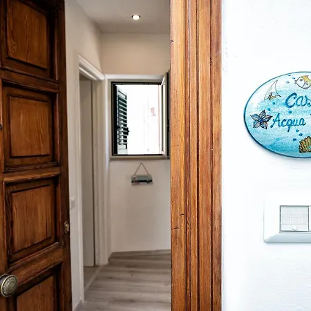 Casa Acqua Marina - Only 6 Steps From The Main Road דירה